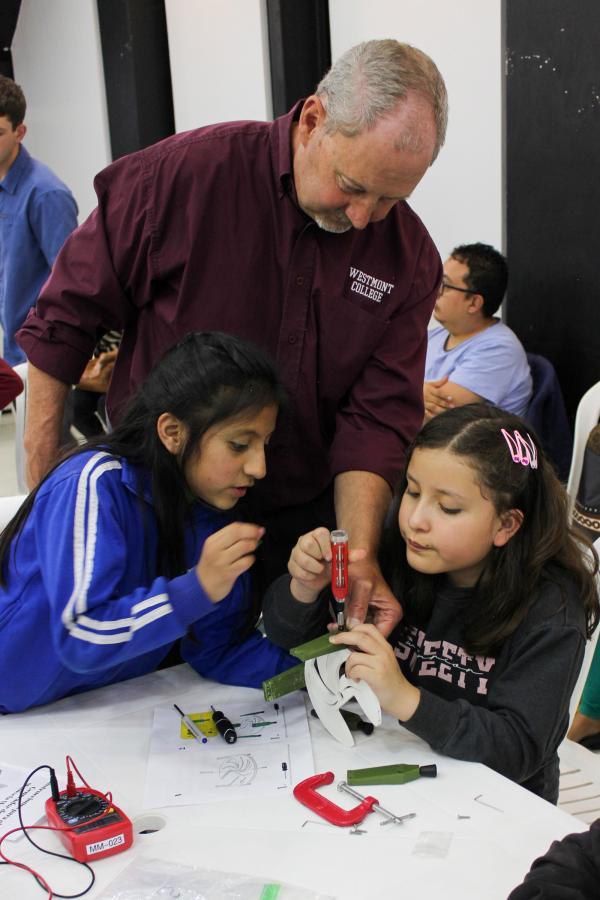 Dan Jensen instructs students on the heli-disk kit